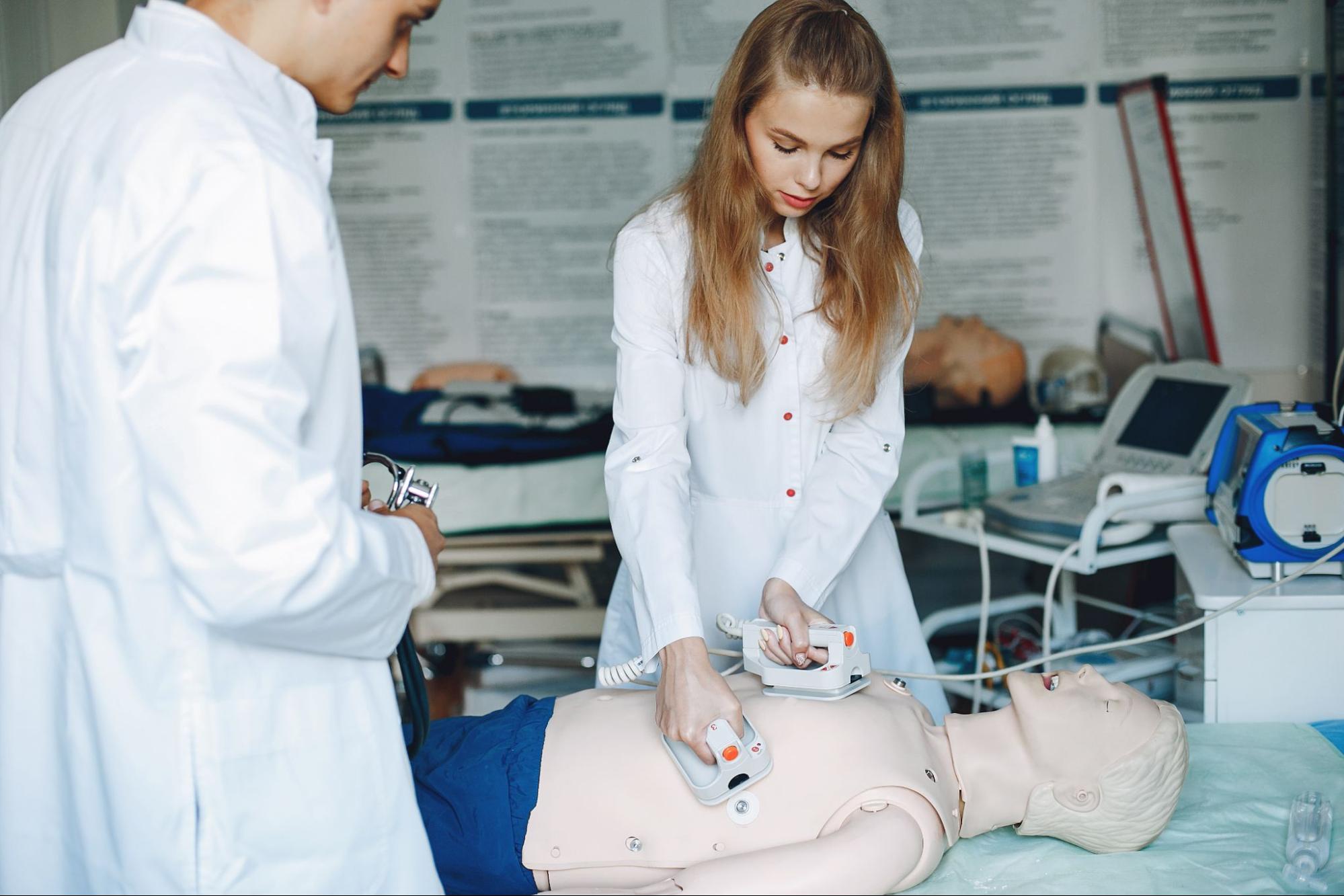 Как выбрать подходящий дефибриллятор